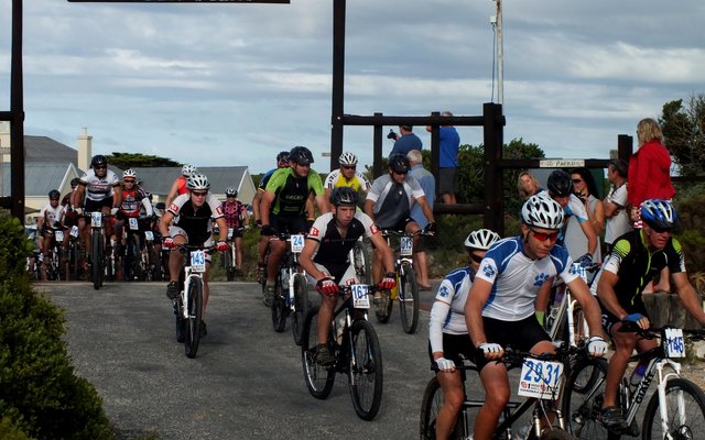 Verlede jaar se opwindende wegspring vanaf Dangerpoint vir Gansbaai Lions se Lighuis tot Lighuis Bergfietswedren (Argieffoto: Gansbaai Courant)